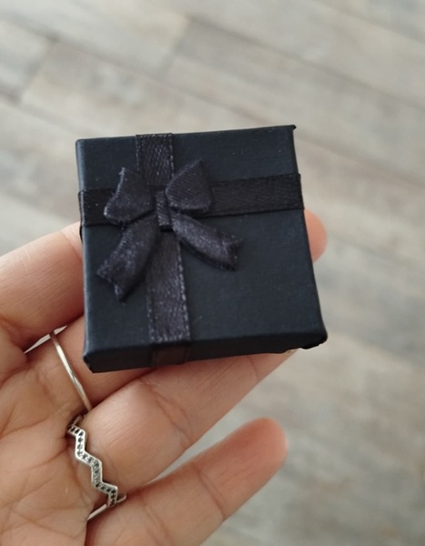Porta anillo negro