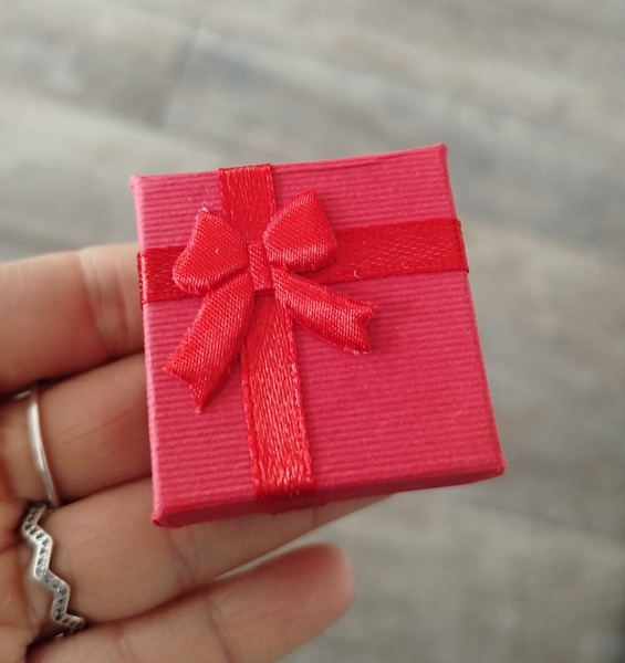 Porta anillo rojo