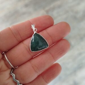 Colgante triangular piedra Cuarzo Verde