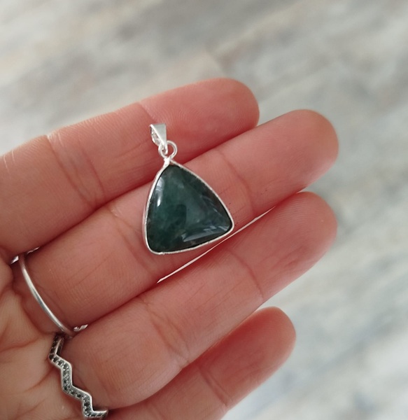 Colgante triangular piedra Cuarzo Verde
